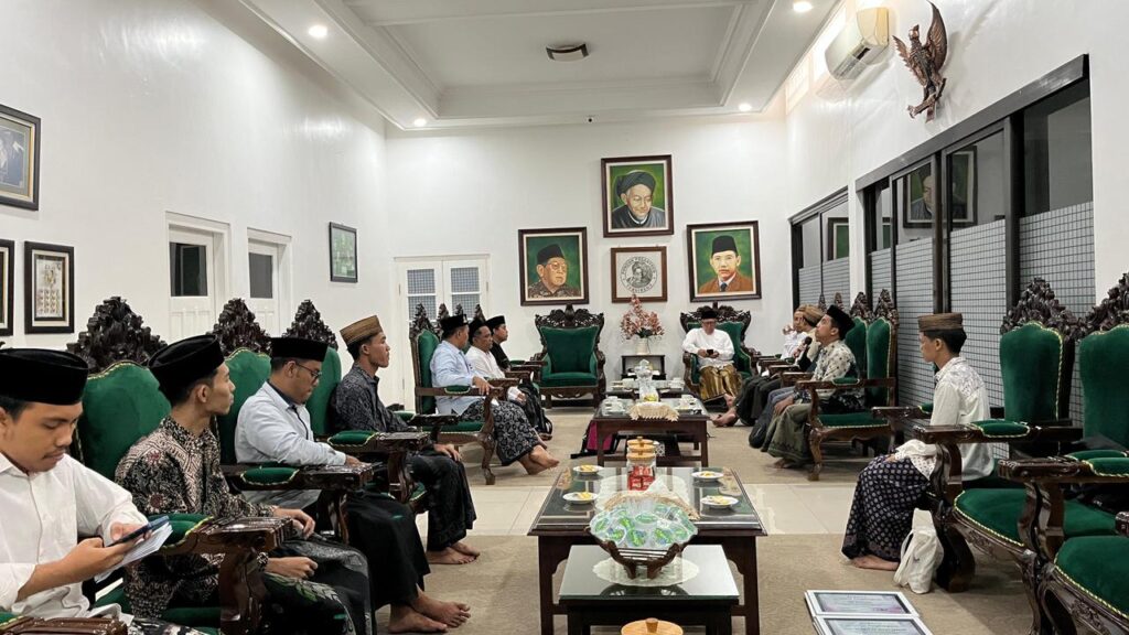 Gus Kikin Invites the Winners of the Syarah Muqaddimah Buku Adabul ‘Alim wal Muta’allim Contest