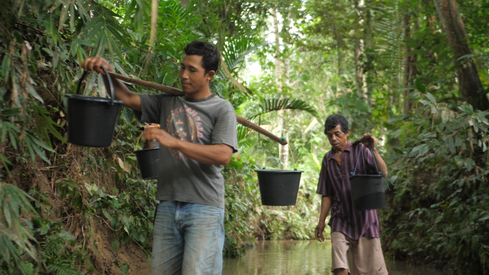 Perjalanan Warga Kadubojong Menuju Air Bersih yang Lebih Dekat