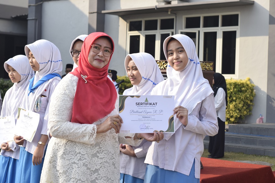 HUT ke-81 RI di Pesantren Sains Tebuireng Kesamben, Apresiasi Siswi Berprestasi