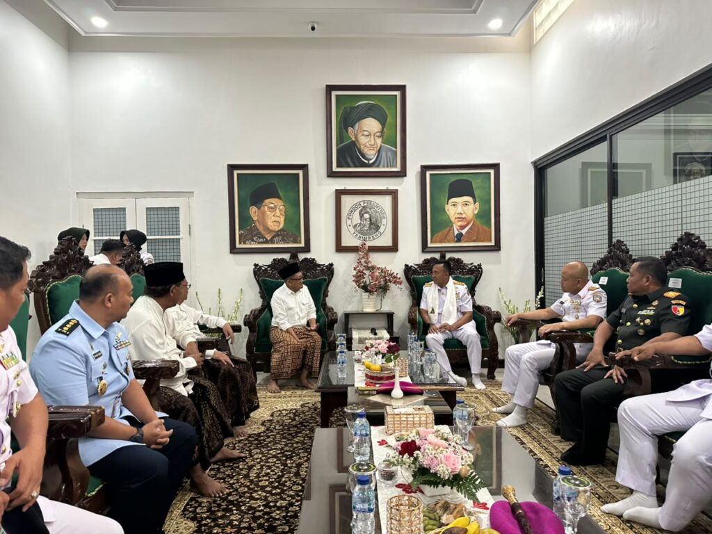 Peringati HUT Ke-81 TNI, Rombongan TNI AL Ziarahi Makam Pahlawan Nasional dan Gus Dur di Tebuireng